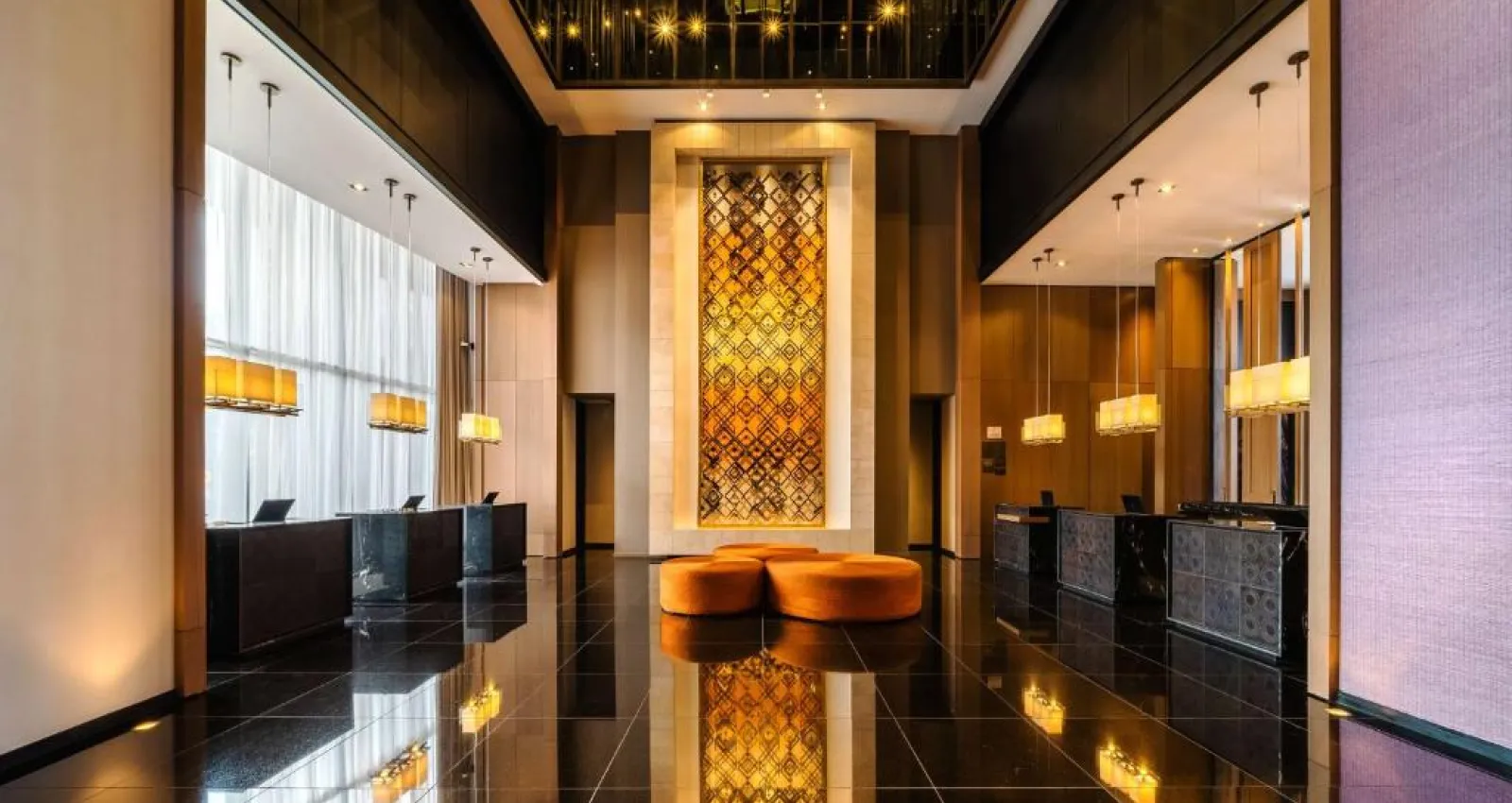 recepción del hotel con colores negros y amarillos