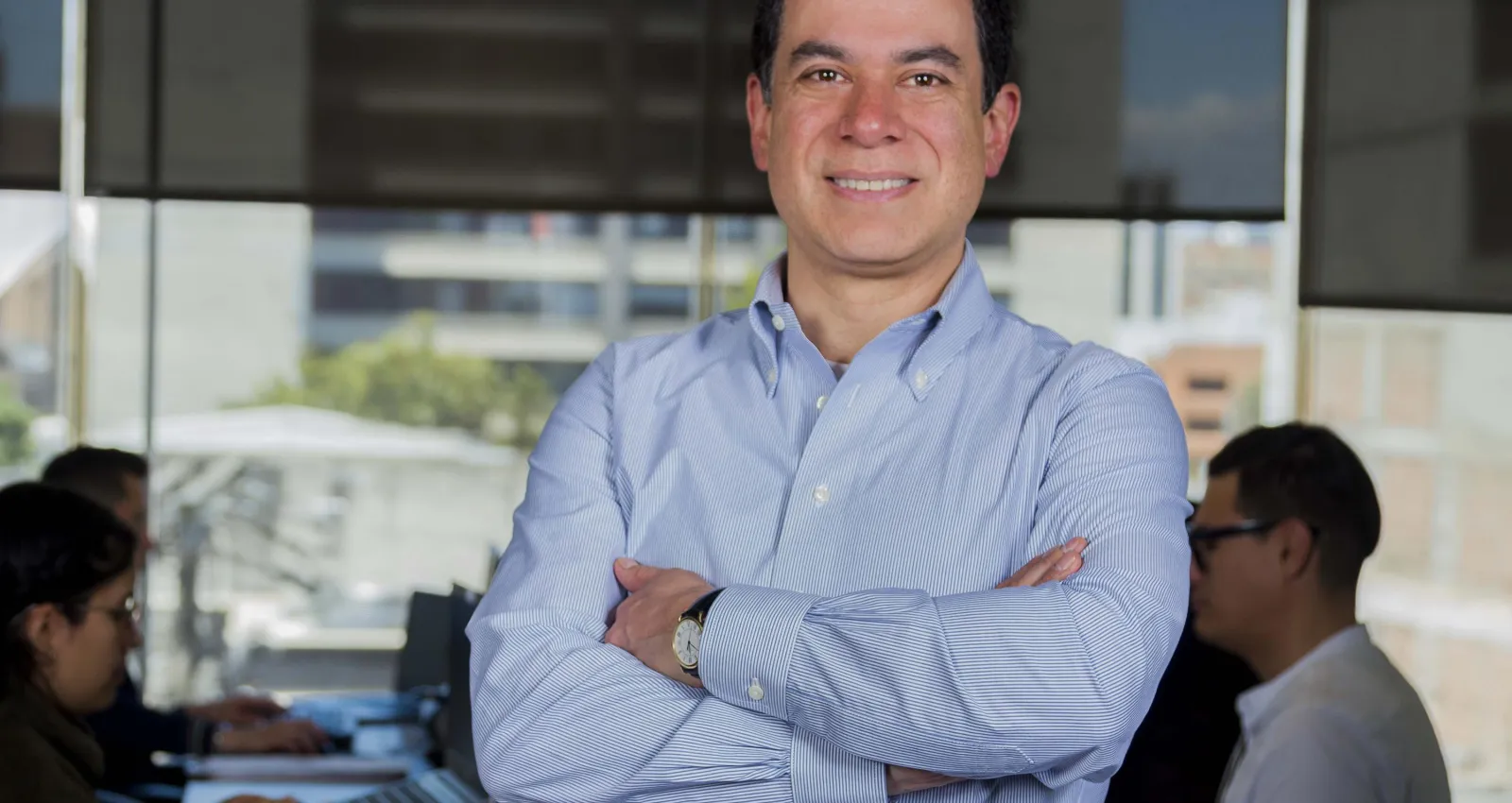Foto de una persona cruzada de brazos