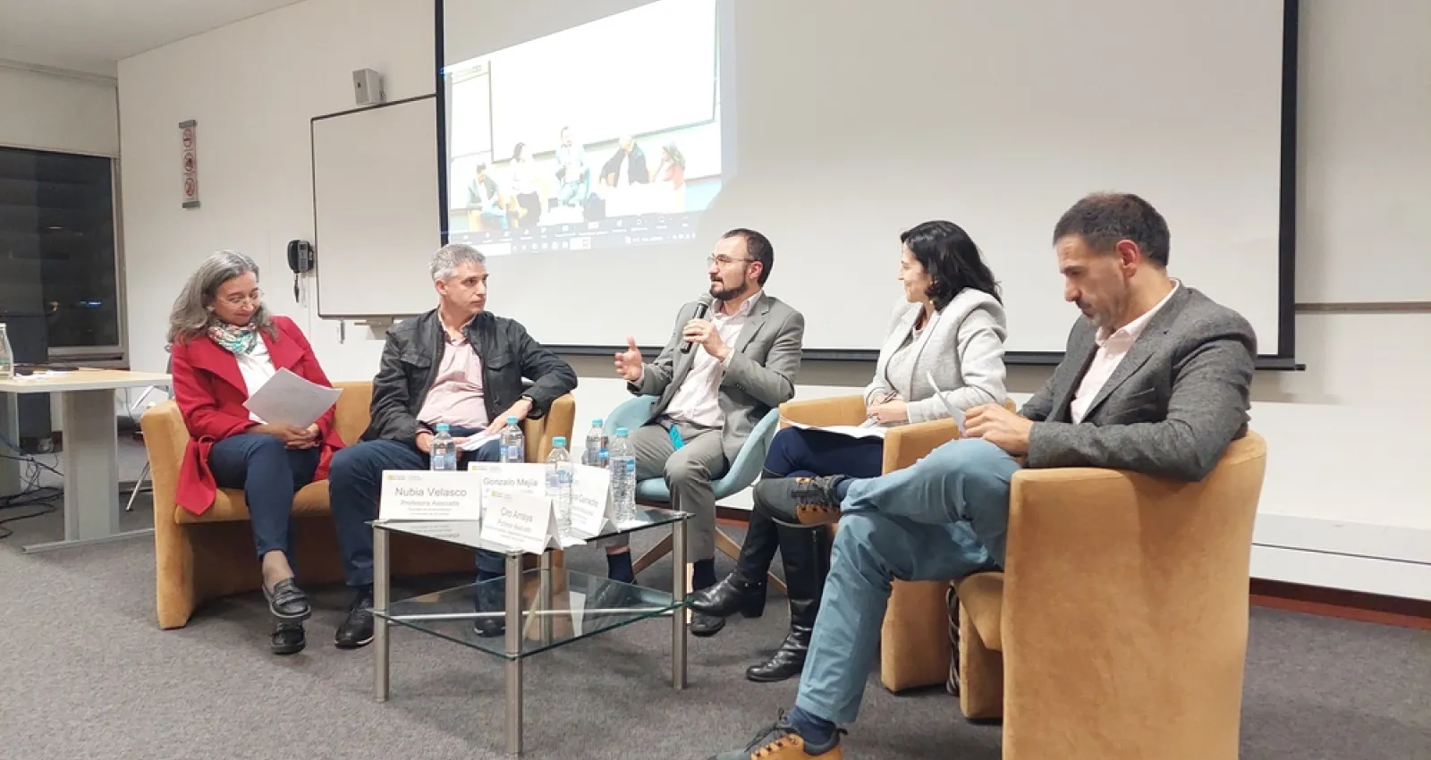 En la foto, de izquierda a derecha: Nubia Velasco, autora; Gonzalo Mejia, profesor asociado; Juan Pablo Soto, vicedecano de Relaciones Corporativas, Sonia Camacho, autora; y, Ciro Amaya, profesor asociado. 