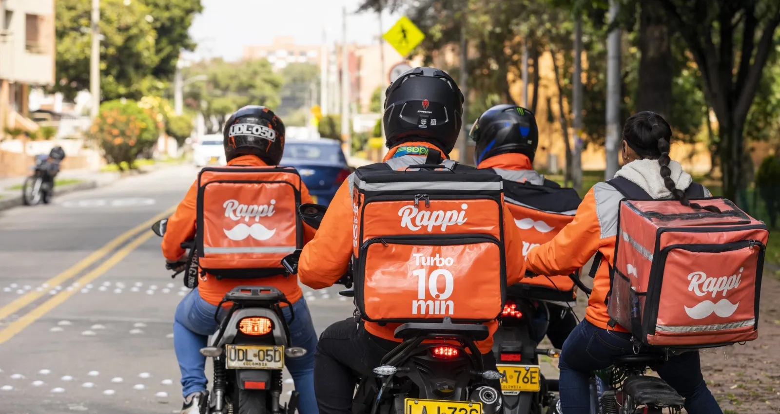 Personas en motos haciendo delivery