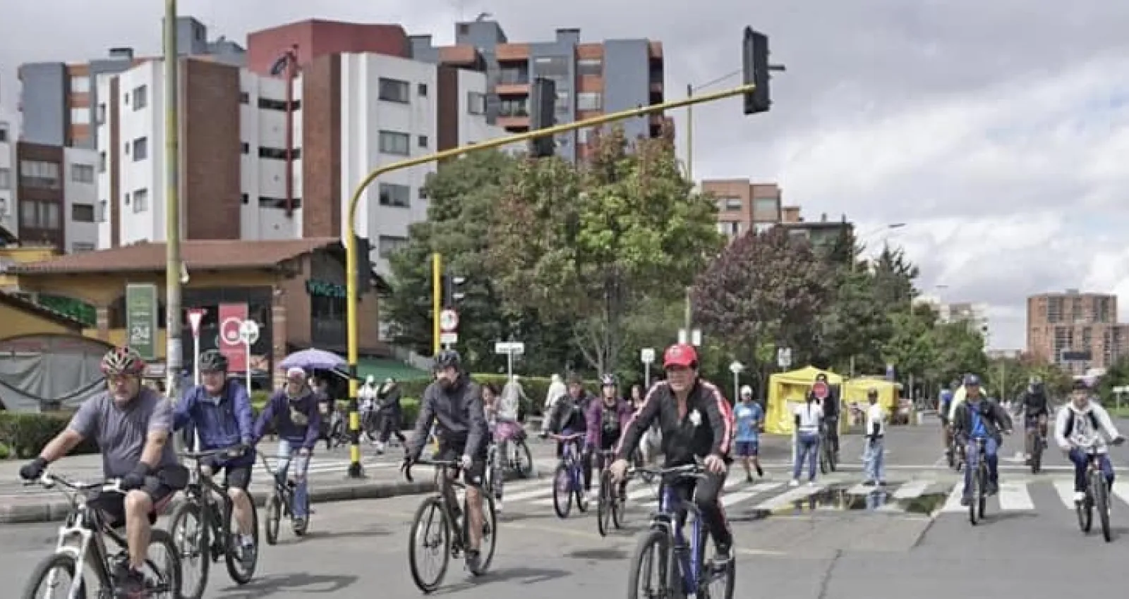 Foto de ciclistas en Bogotá