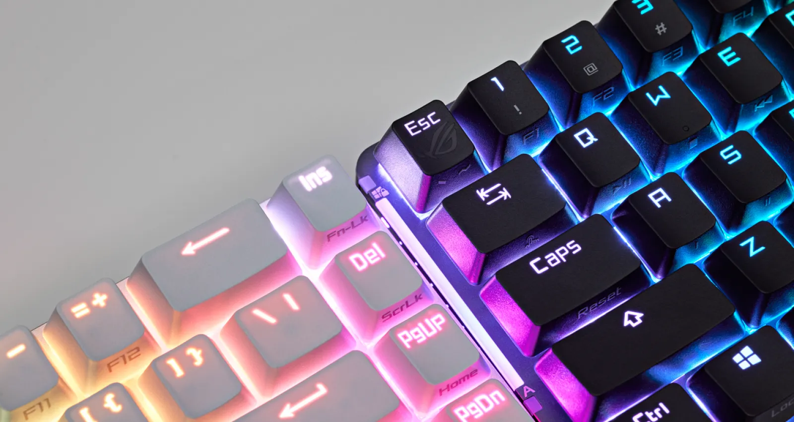 Imagen de un teclado en blanco y negro con luces de neon