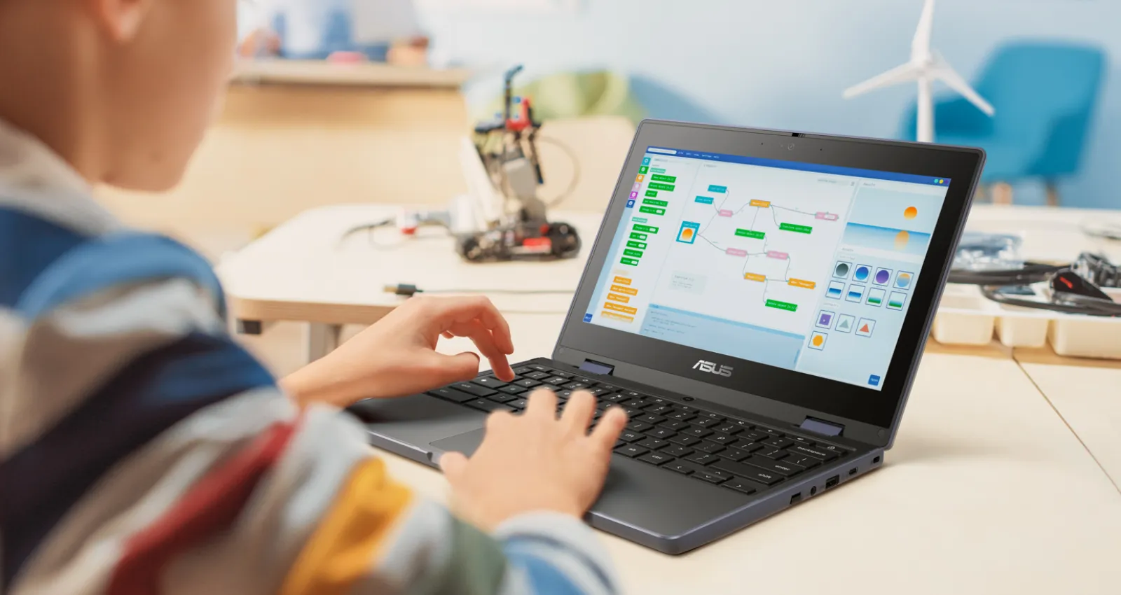Fotografía de un niño escribiendo en un computador