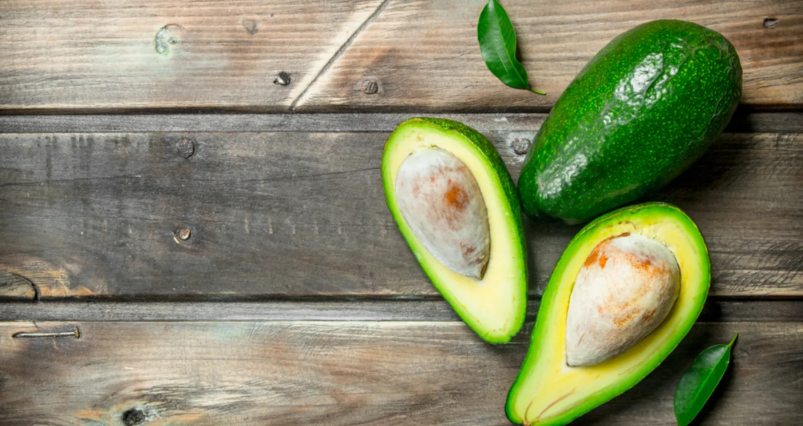 Aguacate sobre una mesa