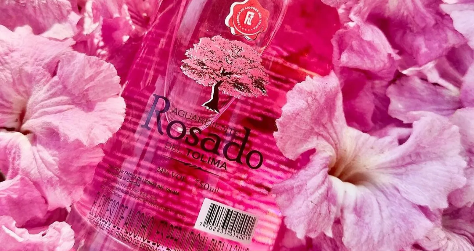 Botella de aguardiente rosado de la Fabrica de Licores del Tolima