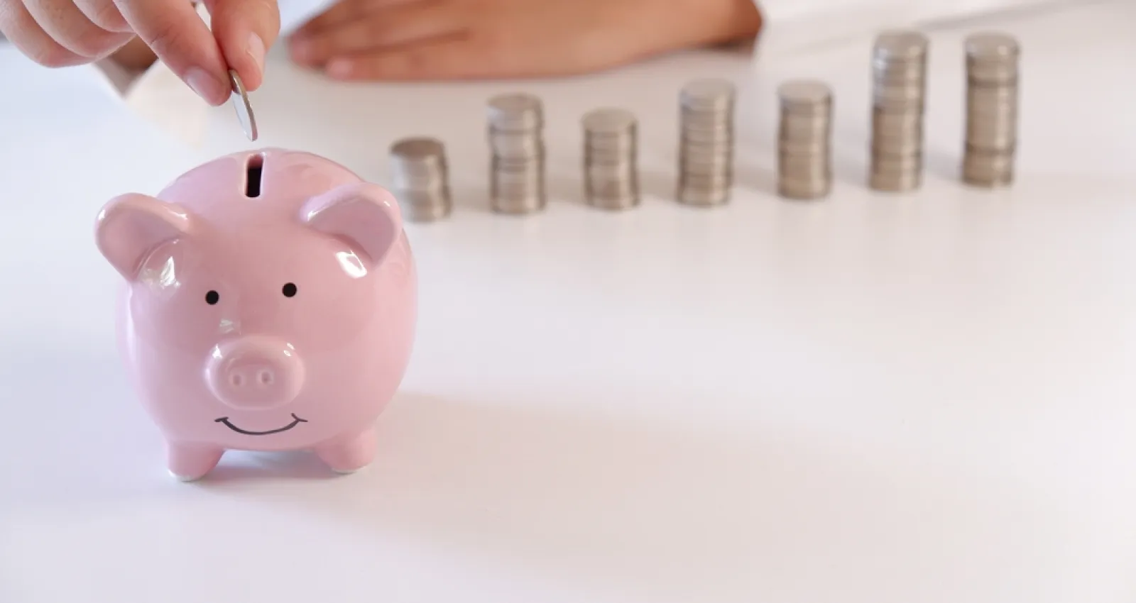 Marrano de ahorro con monedas de fondo