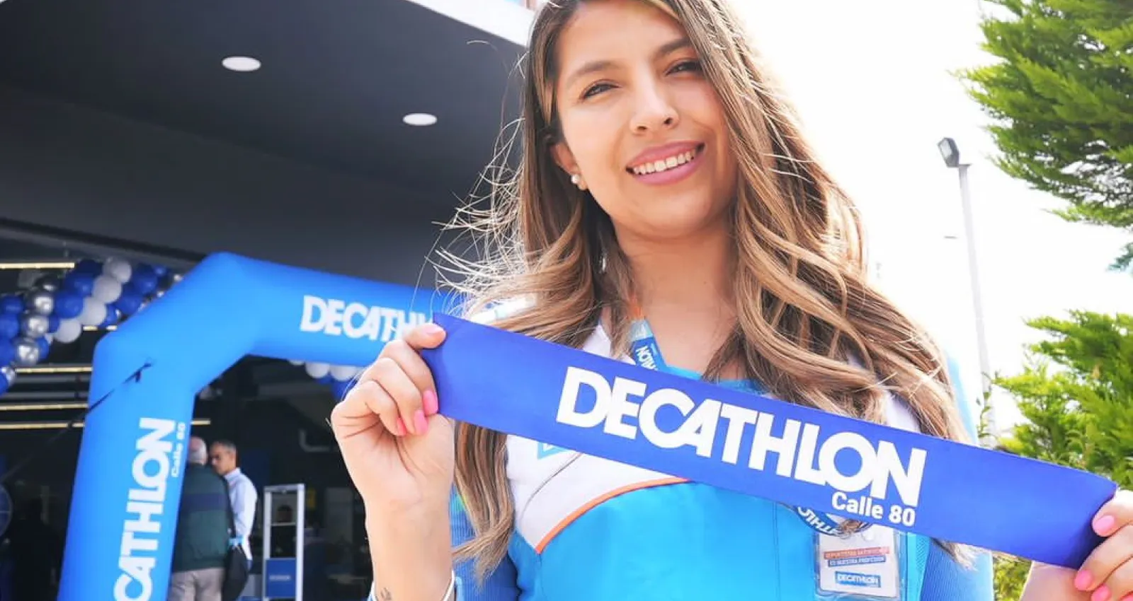 Foto de una mujer con una banda de inauguración