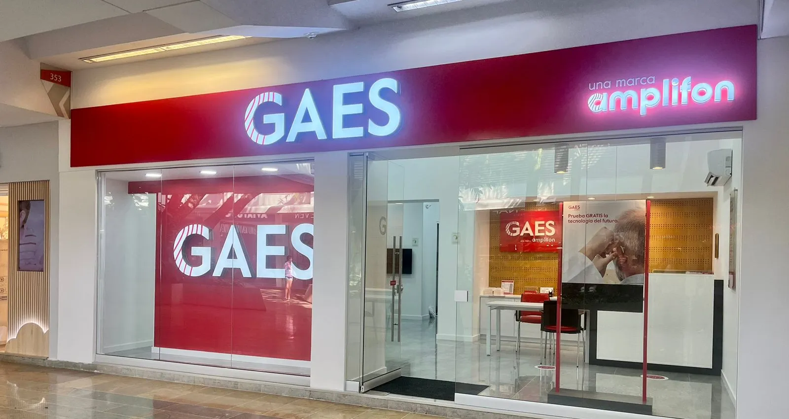 Foto de una nueva sucursal de GAES, un local con videos y letreros rojos que denotan la marca