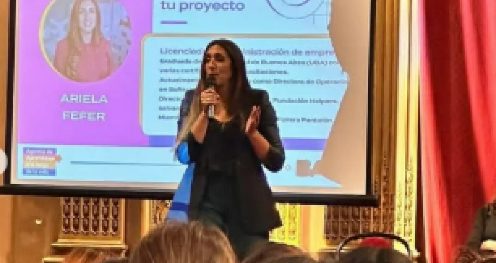 foto de una mujer exponiendo 