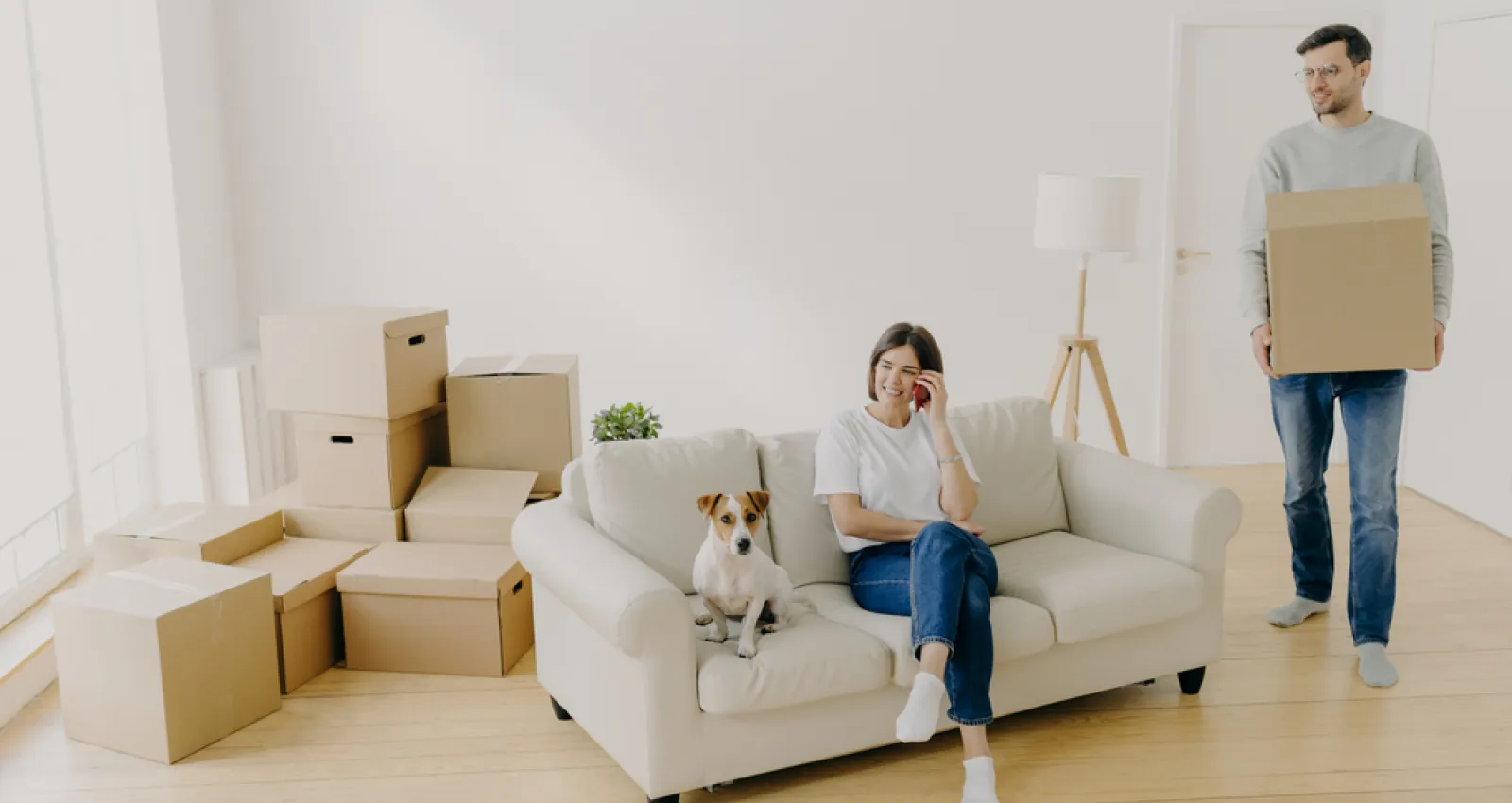 Personas mudandose a un apartamento