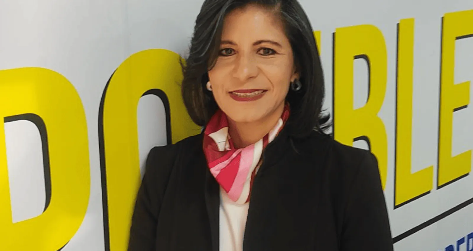 Foto de una mujer posando para la cámara