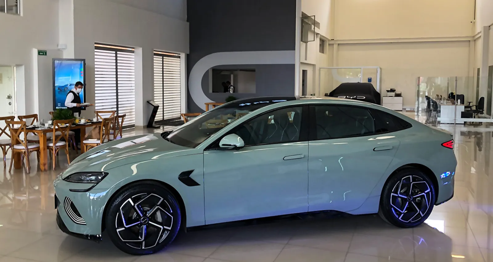 Foto de un automóvil  en un espacio cerrado 