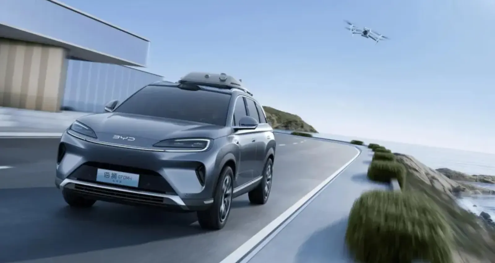 camioneta con un dron en sus espaldas