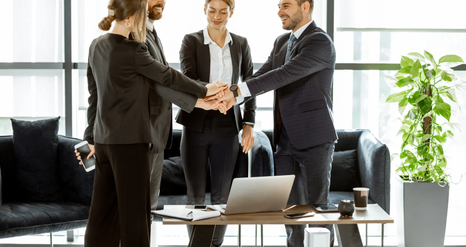 Personas trabajando unidas