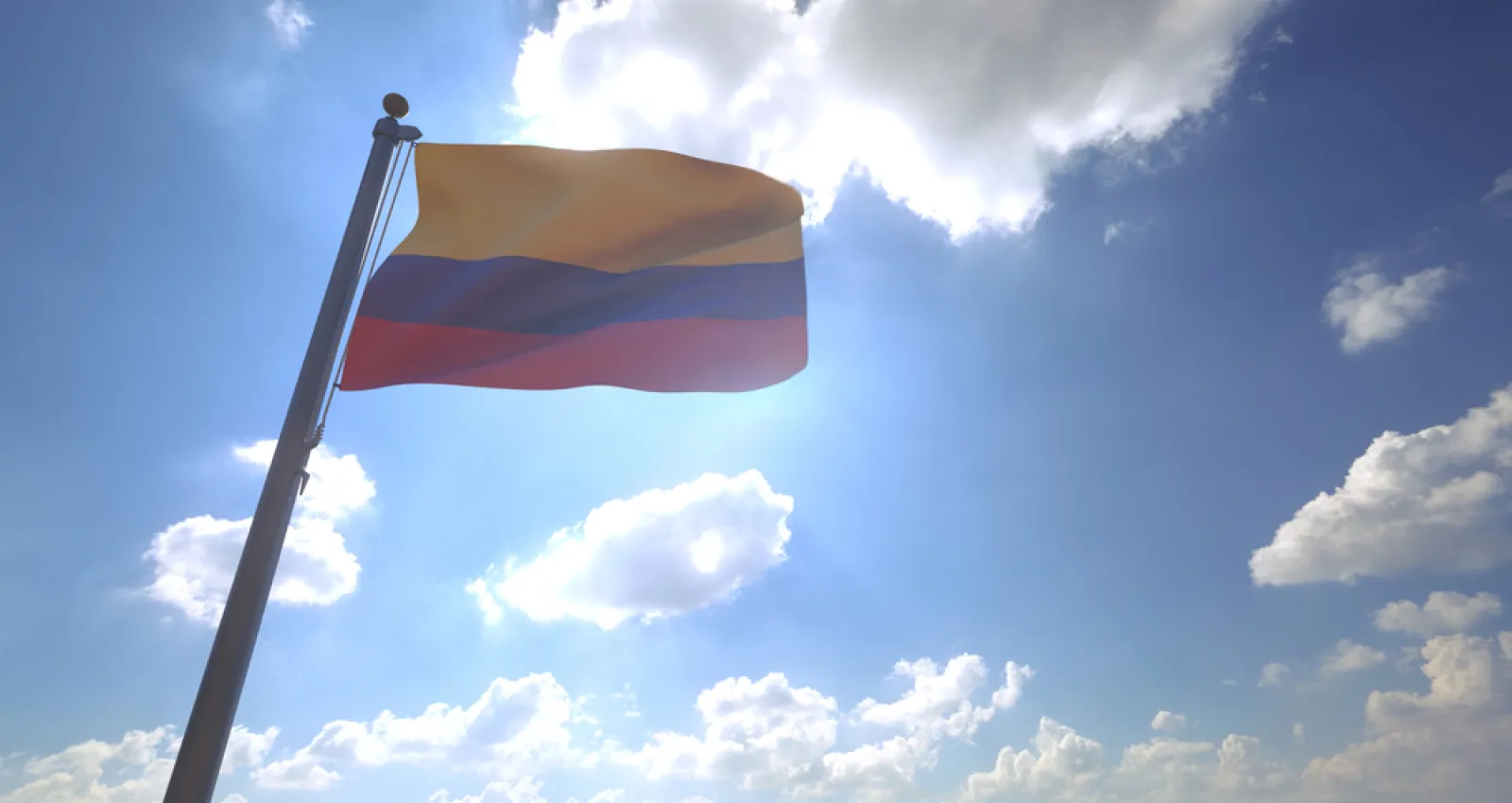 bandera de colombia contra el cielo azul