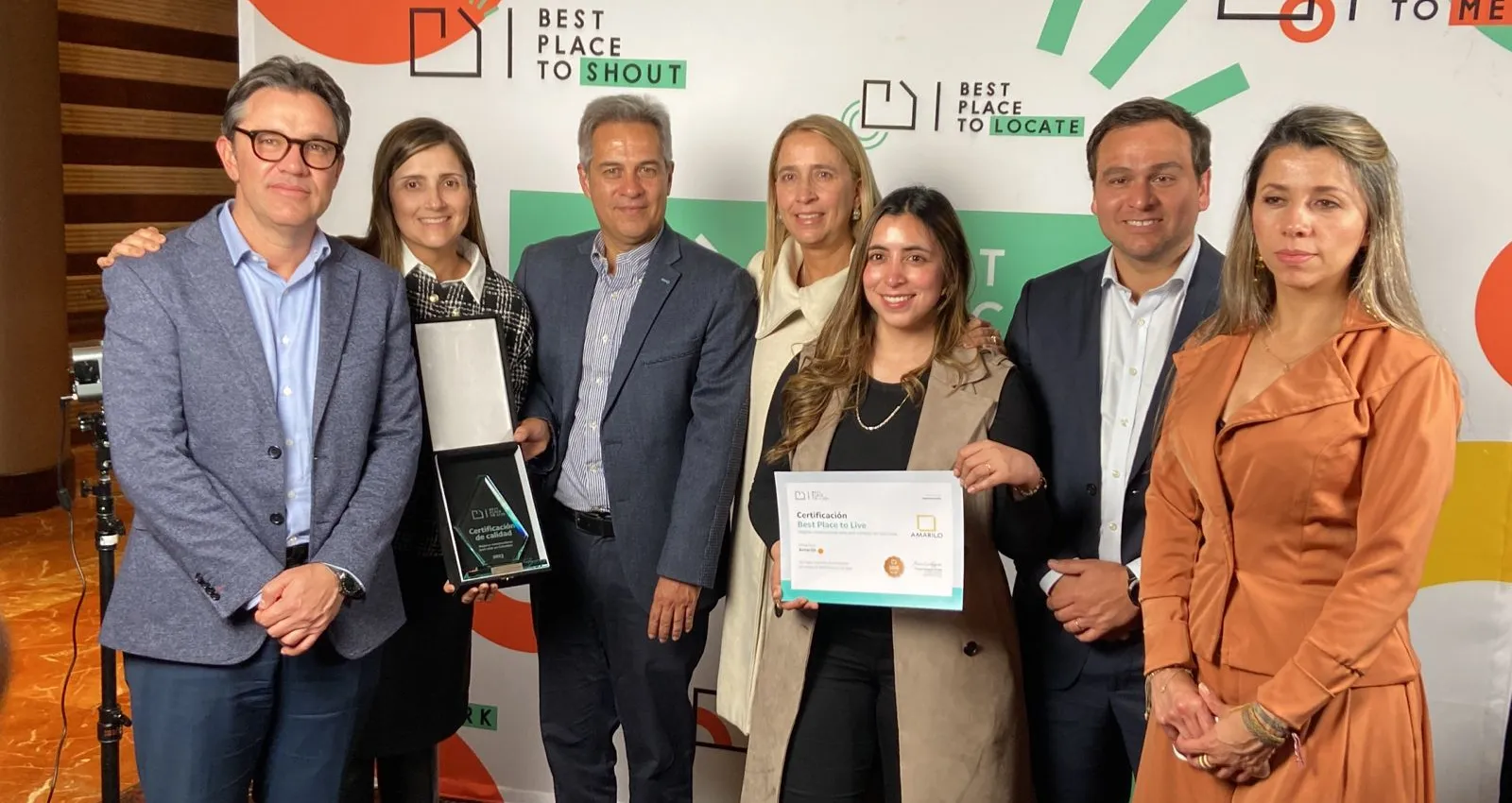 De Izquierda a Derecha: Andrés Orozco - Vicepresidente Comercial y Mercadeo Amarilo; Natalia Trujillo - Vicepresidenta de Operaciones Amarilo; Juan Pablo Moreno - Gerente Digital Estrenar Vivienda; Andrea Arizala - Vicepresidenta de Talento y Comunidades Amarilo; Laura Molina - Gerente Productos y Clientes TGA; Tomás Cartagena - Director Best Place to Live y Aura Martinez - Directora Servicio al Cliente Amarilo.