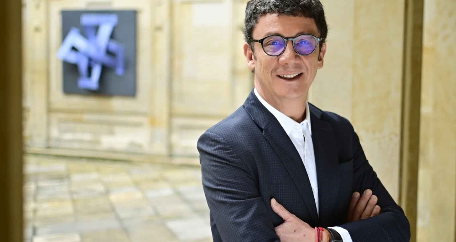 El superintendente de sociedades posado frente a la cámara en un plano medio