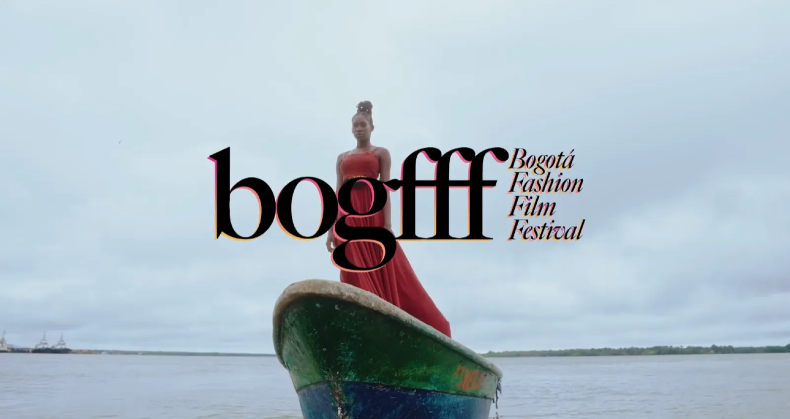 Mujer en una barca con un letrero que indica bogfff