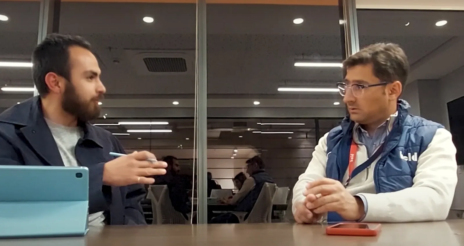 Dos personas hablando en una mesa