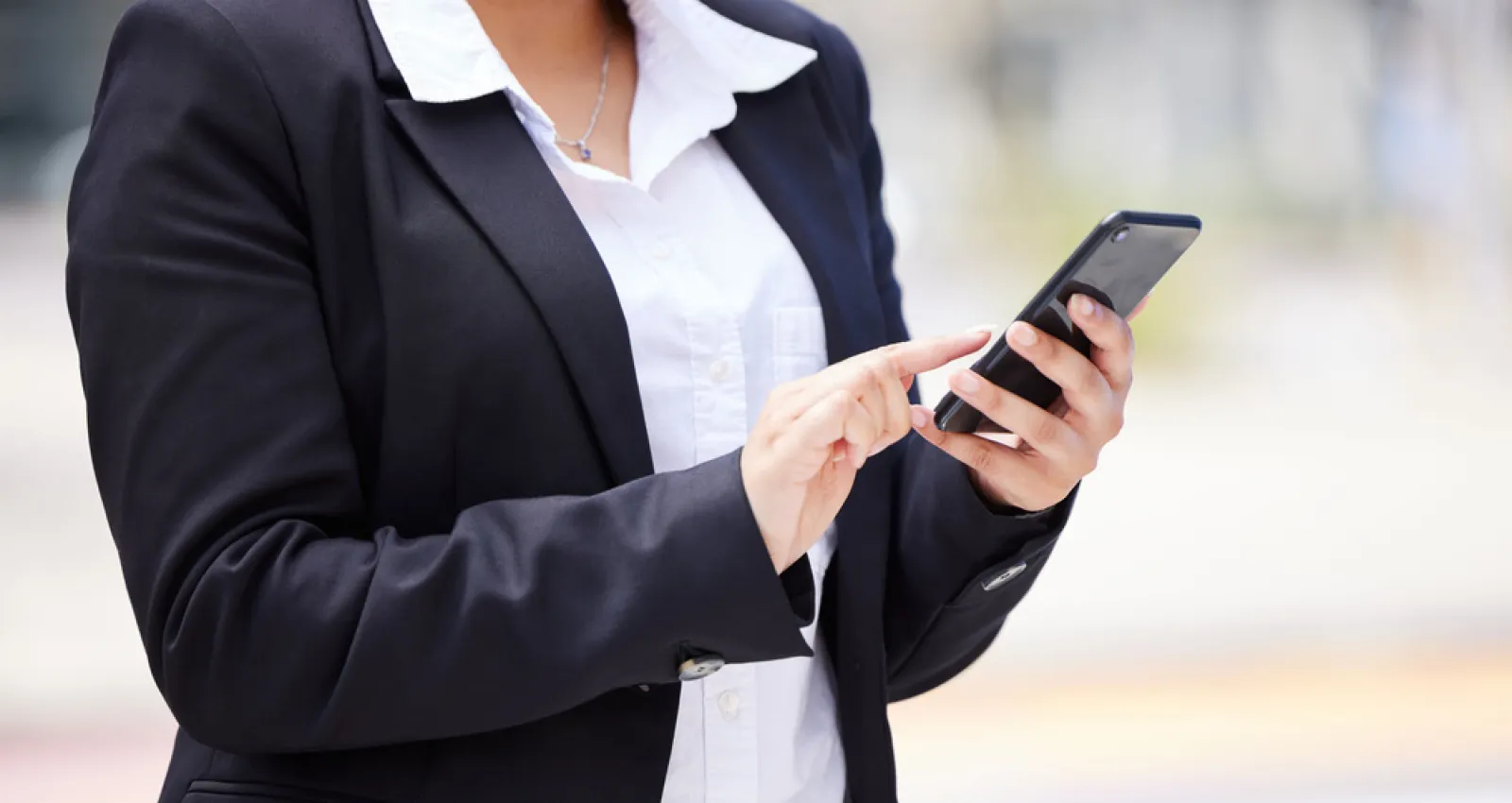 Mujer hablando por teléfono.