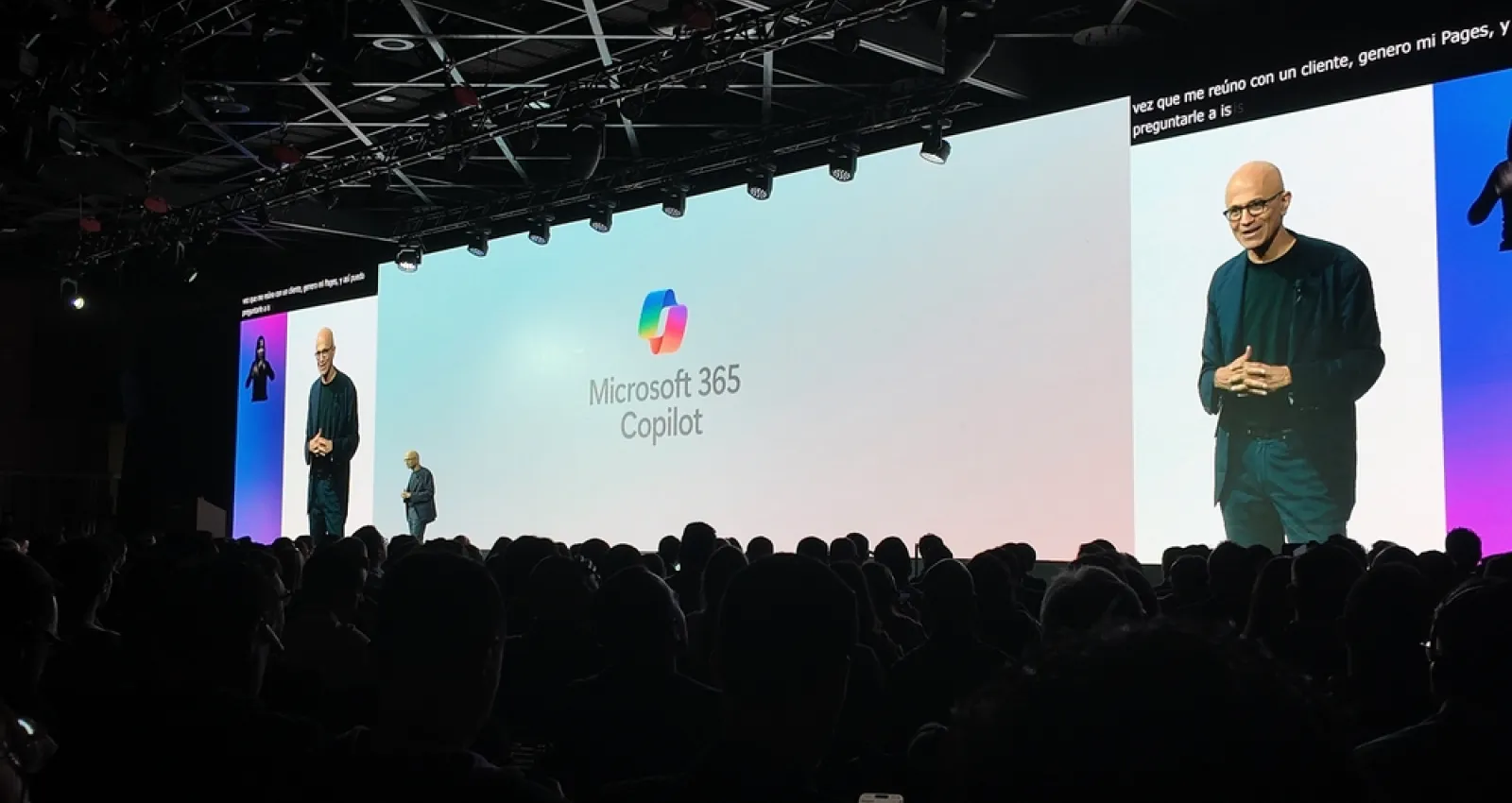 CEO de Microsoft, Satya Nadella presentando