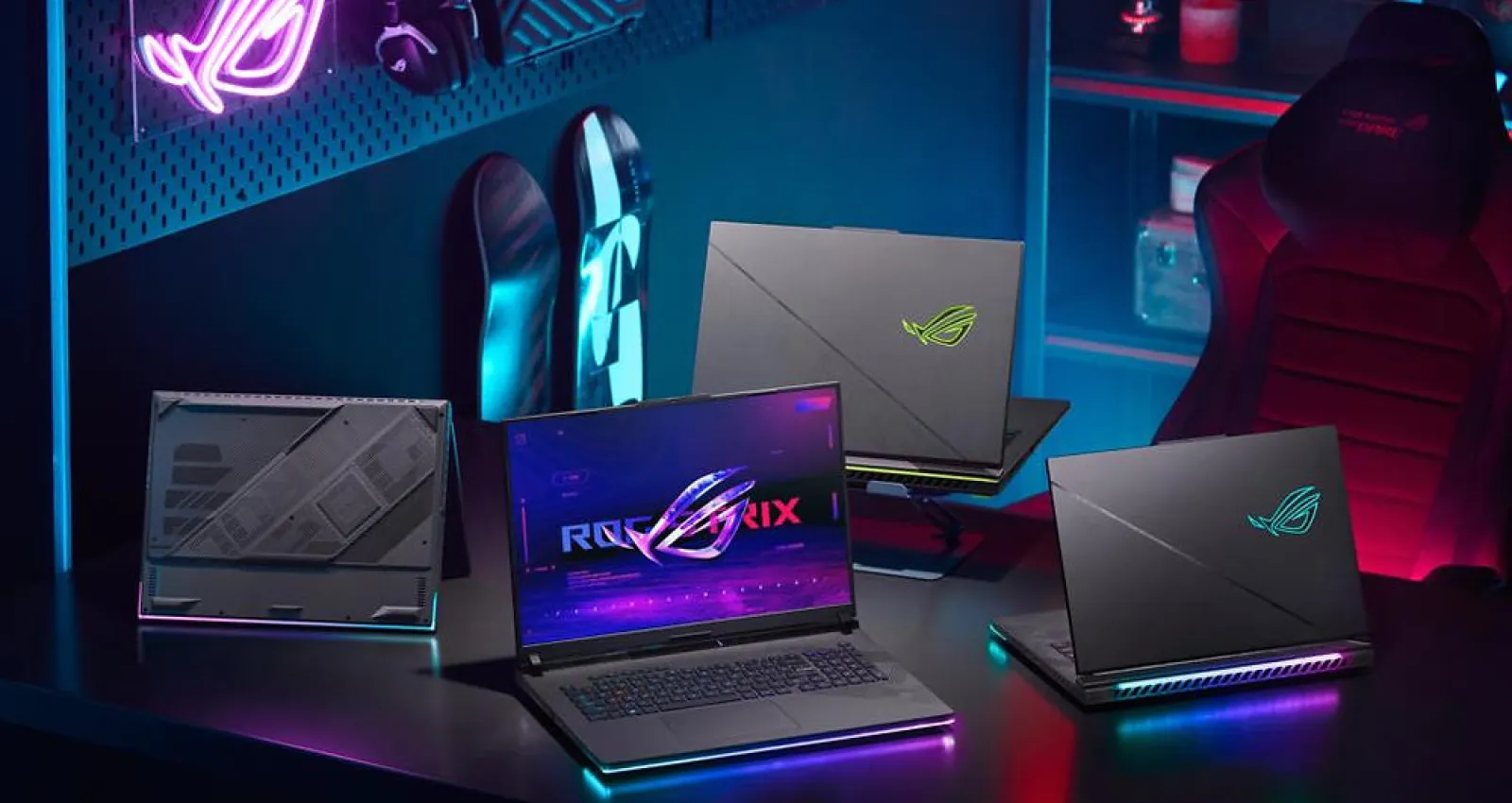 foto de varios computadores gamers con varios colores