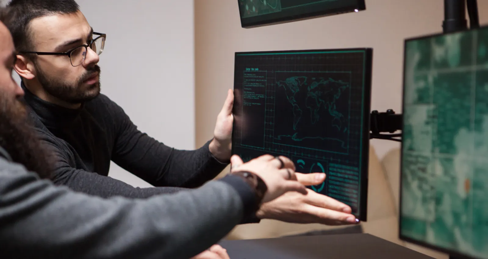 Foto de dos personas mirando una pantalla