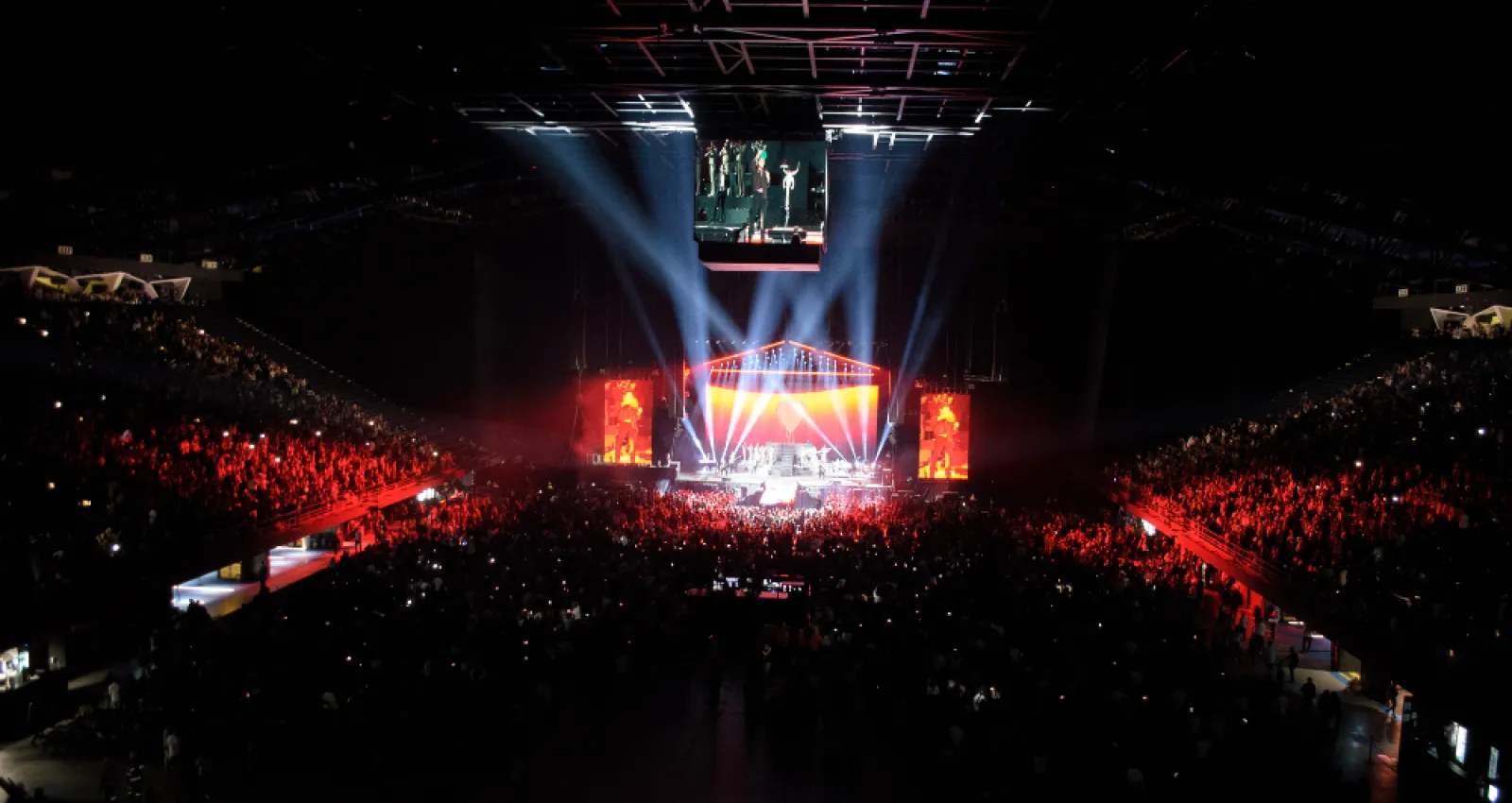 Local lleno de personas con luces artificiales