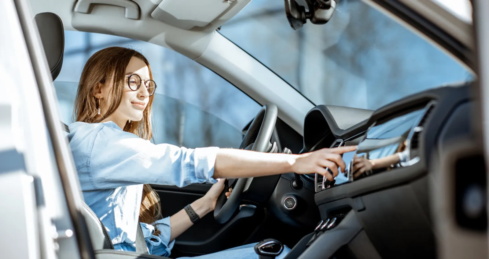 Mujer conduciendo carro