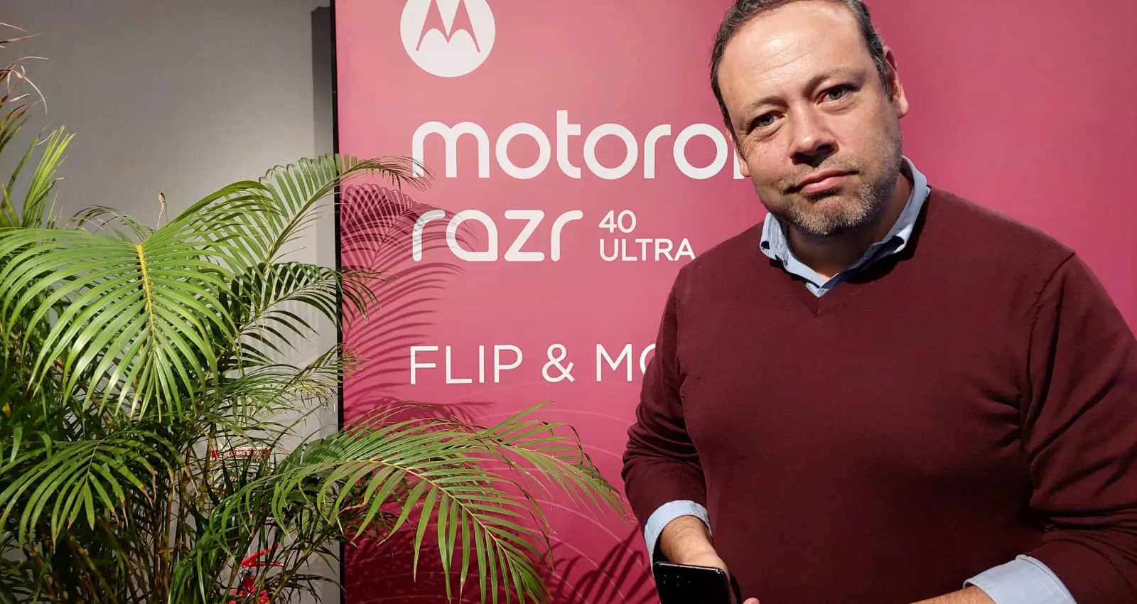 Foto de Carlo con fondo de Motorola. 