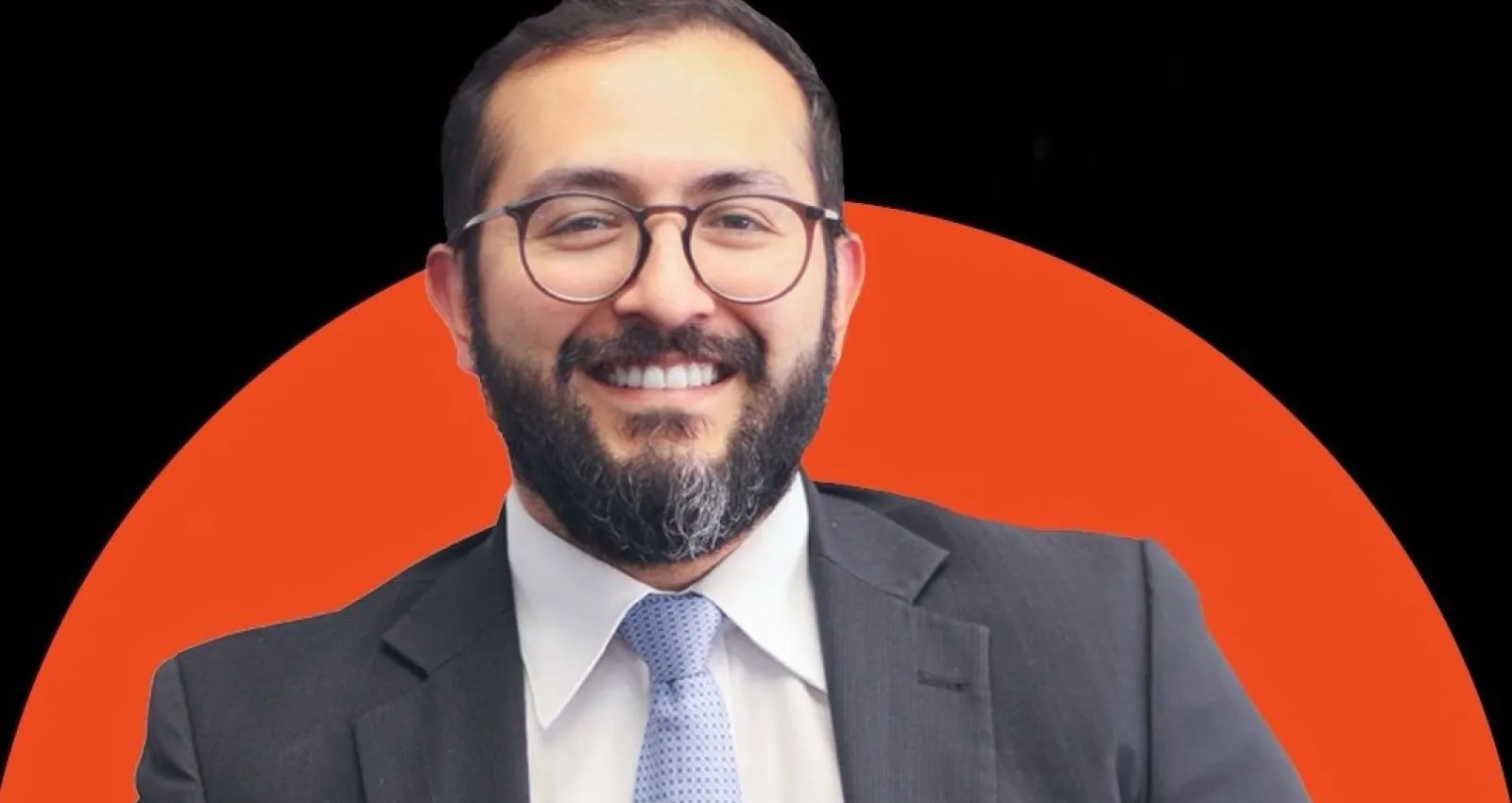carlos alberto suarez , foto de un señor mirando a la cámara con un fondo naranja y negro