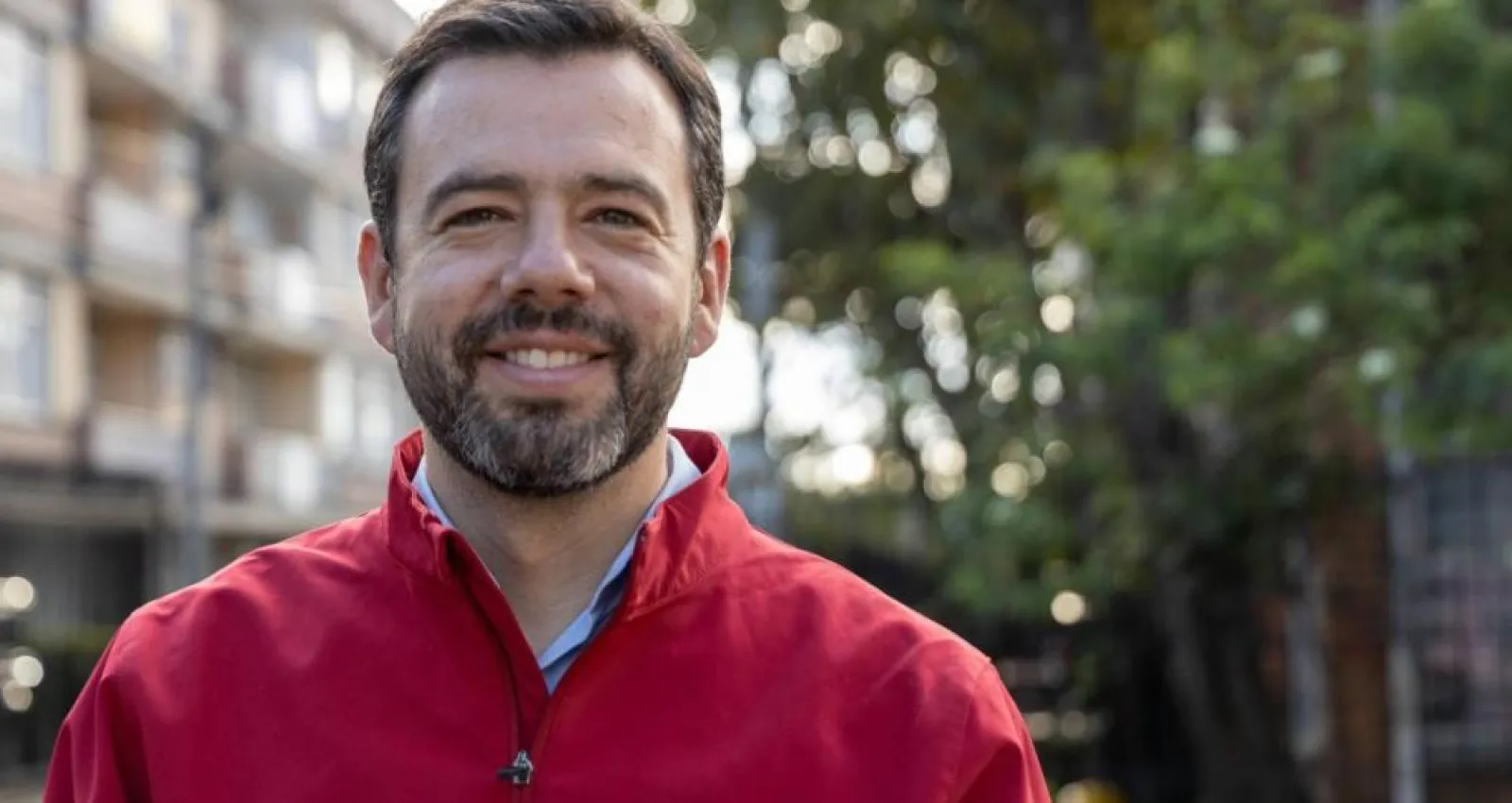 Foto de un hombre con barba y chaqueta roja