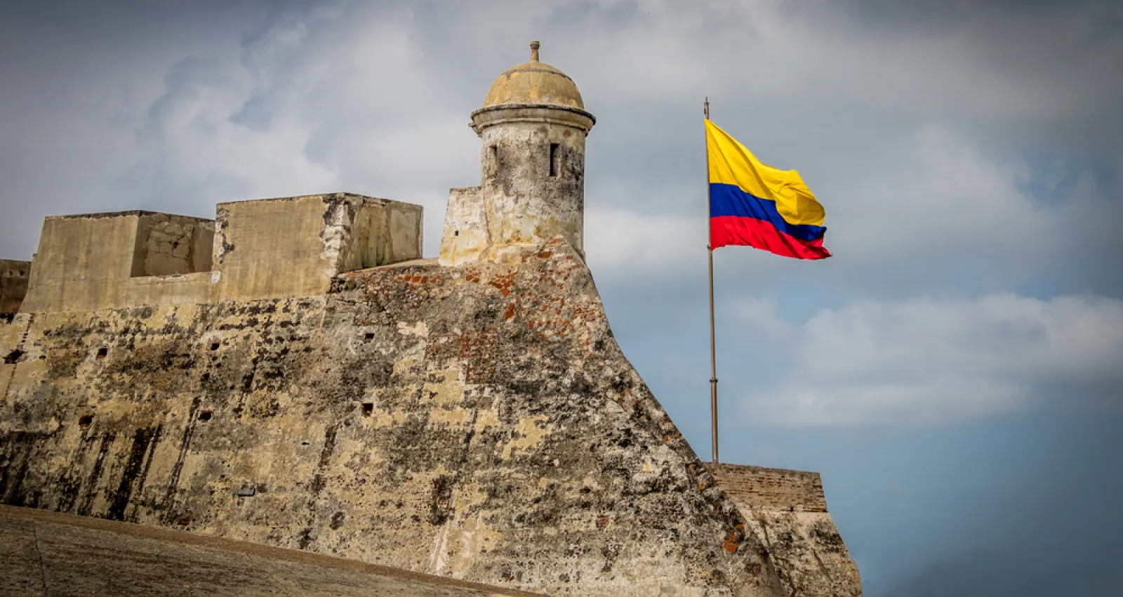 Castillo con la bandera de colombia