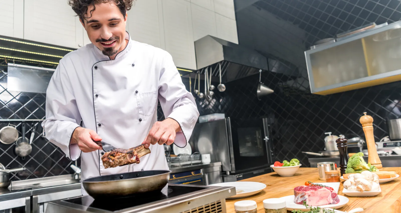 Foto de un chef cocinando