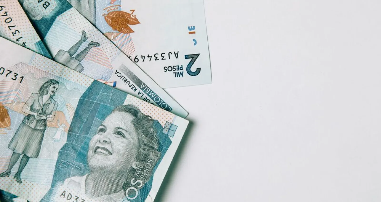 Billetes de dos mil pesos colombianos, en color turquesa