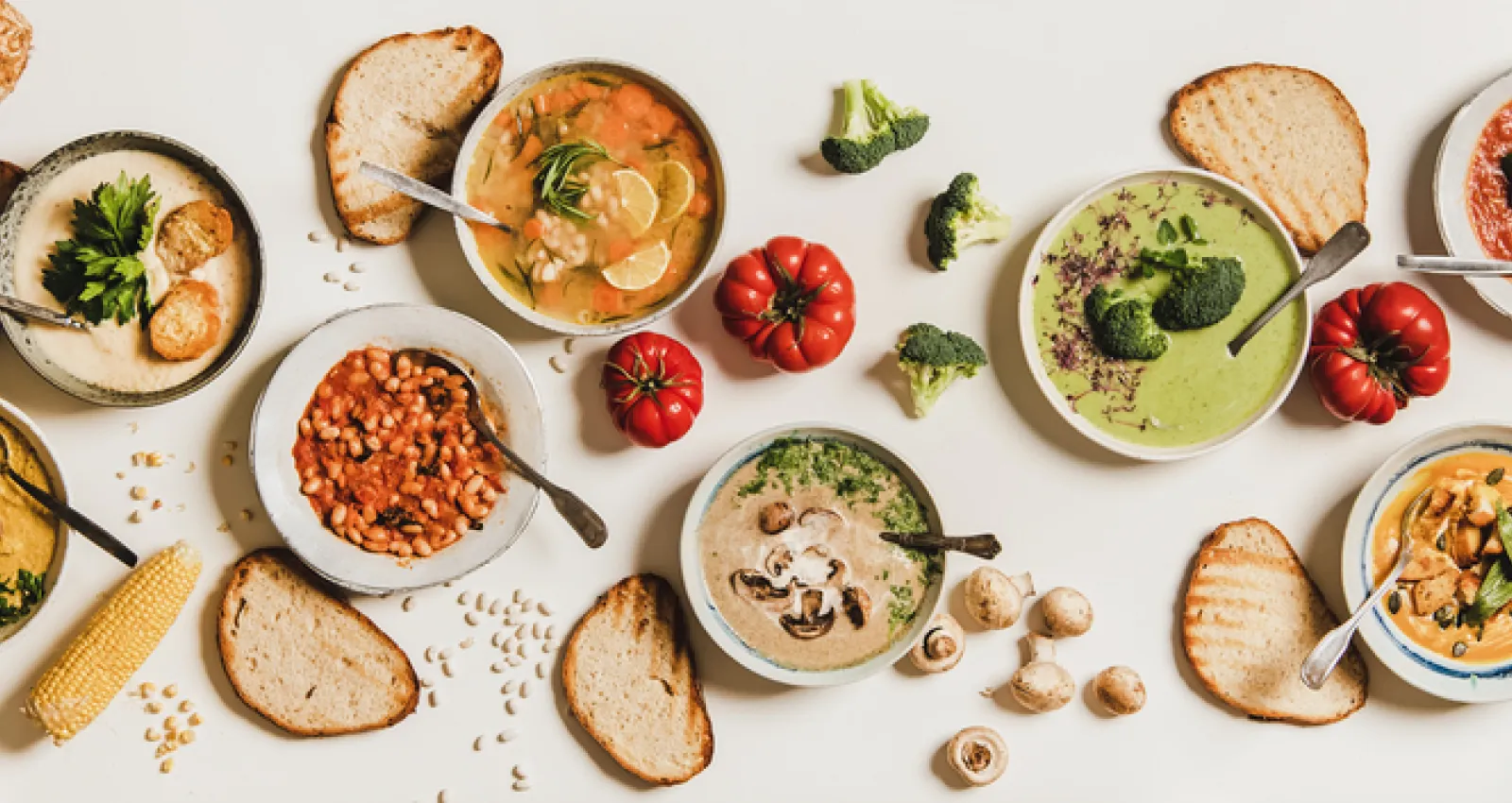 Una mesa con diferentes platos veganos y vegetarianos.