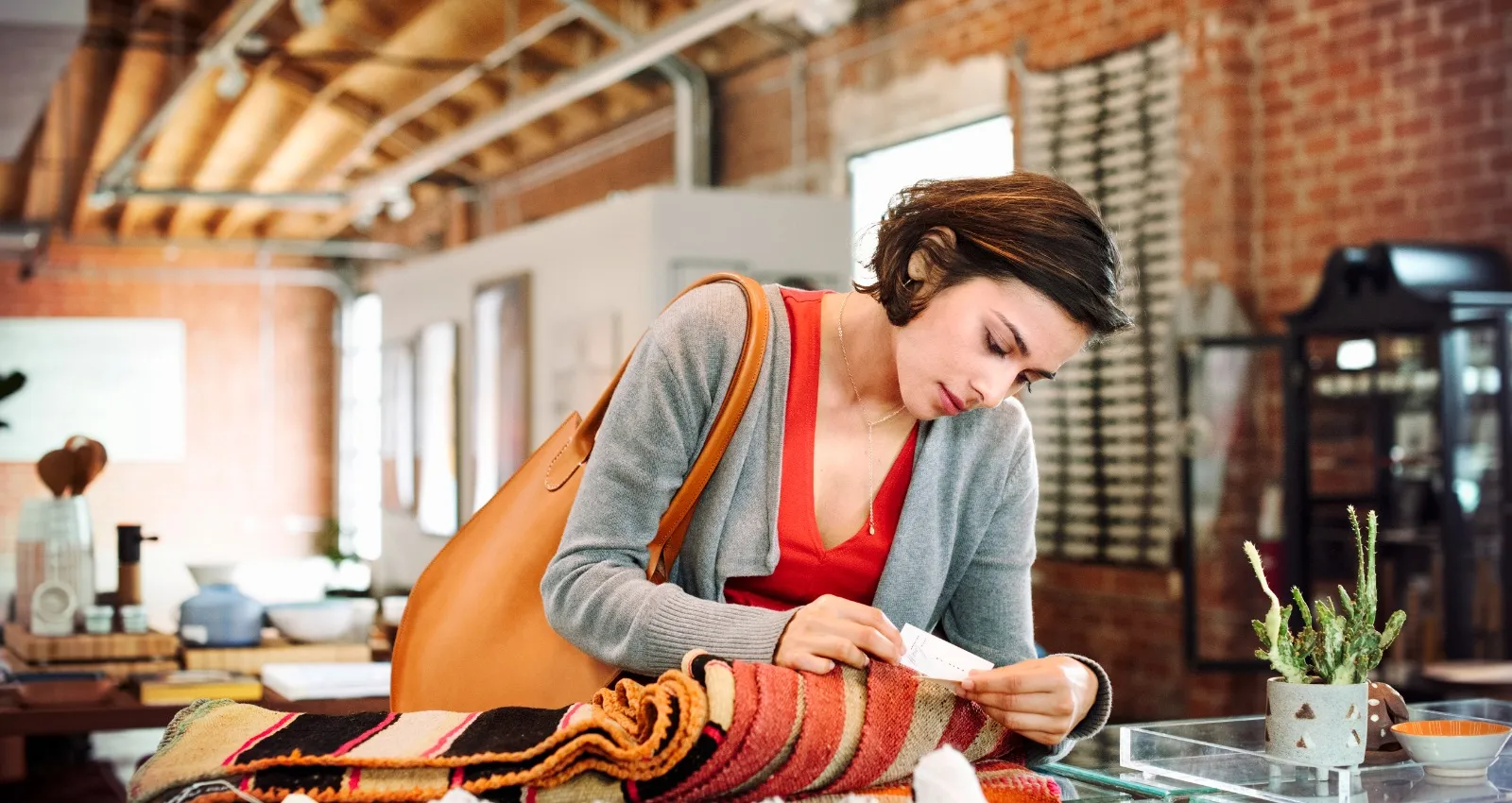 Foto de mujer haciendo compras por un dispositivo electrónico