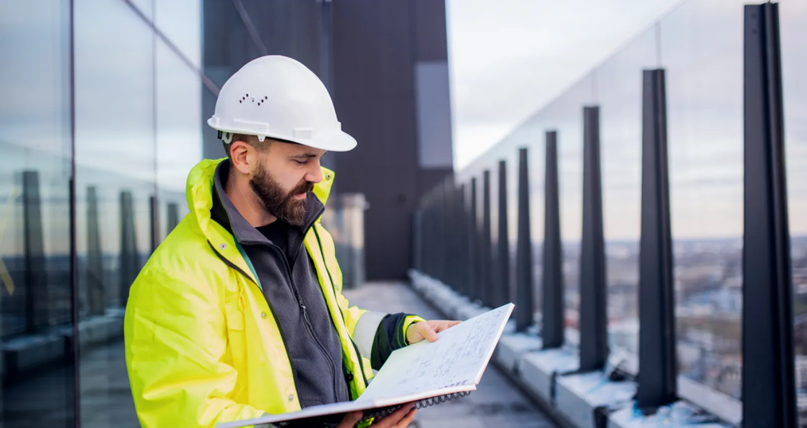 Constructor mirando planos en una terraza