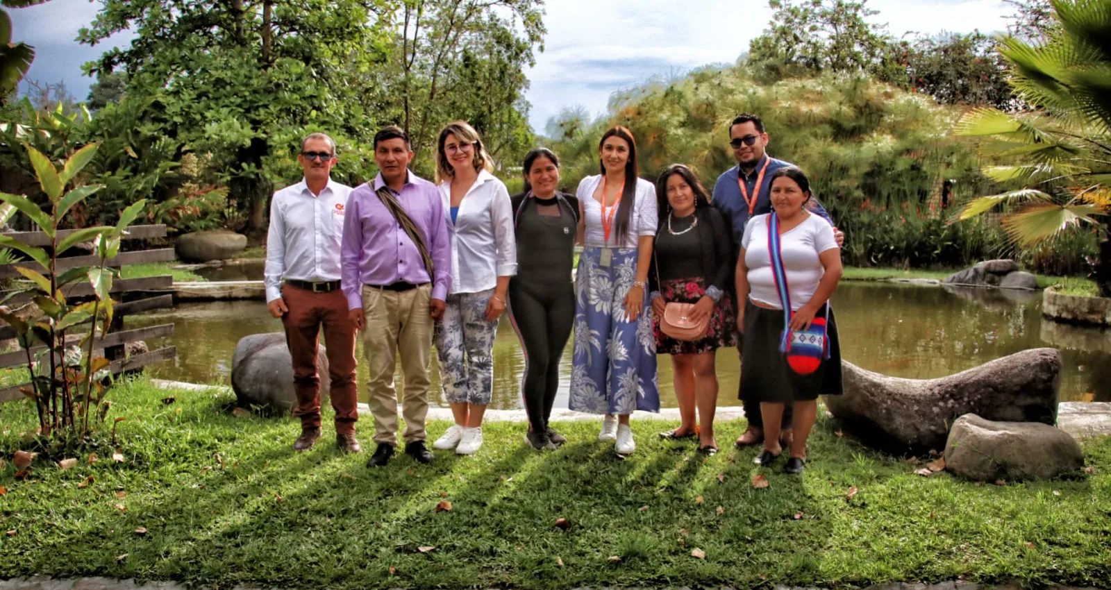 Foto de ocho personas posando frente a la cámara