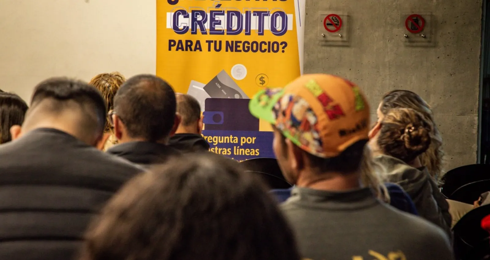 Foto de personas en una sala de prensa