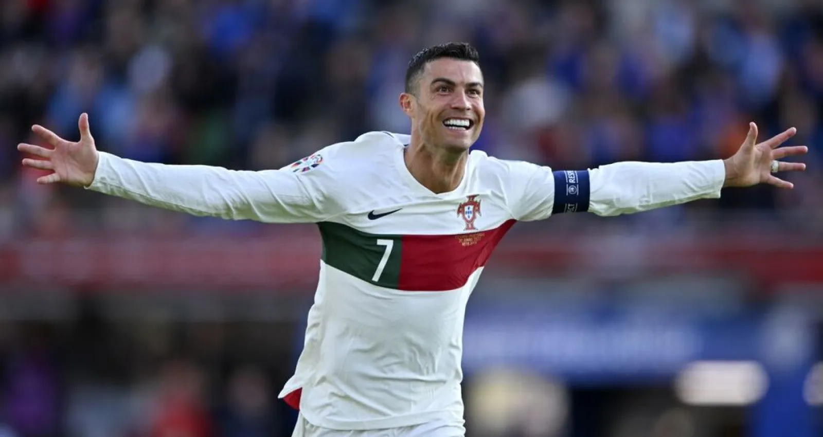 Cristiano Rolado con camiseta de portugal (1)