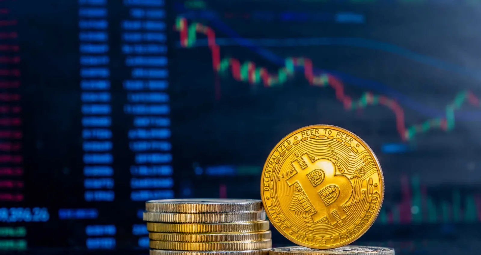 Foto de una moneda representando al sector crypto con fondo de barras