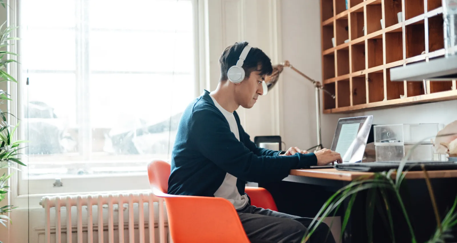 Imagen de persona estudiando en escritorio