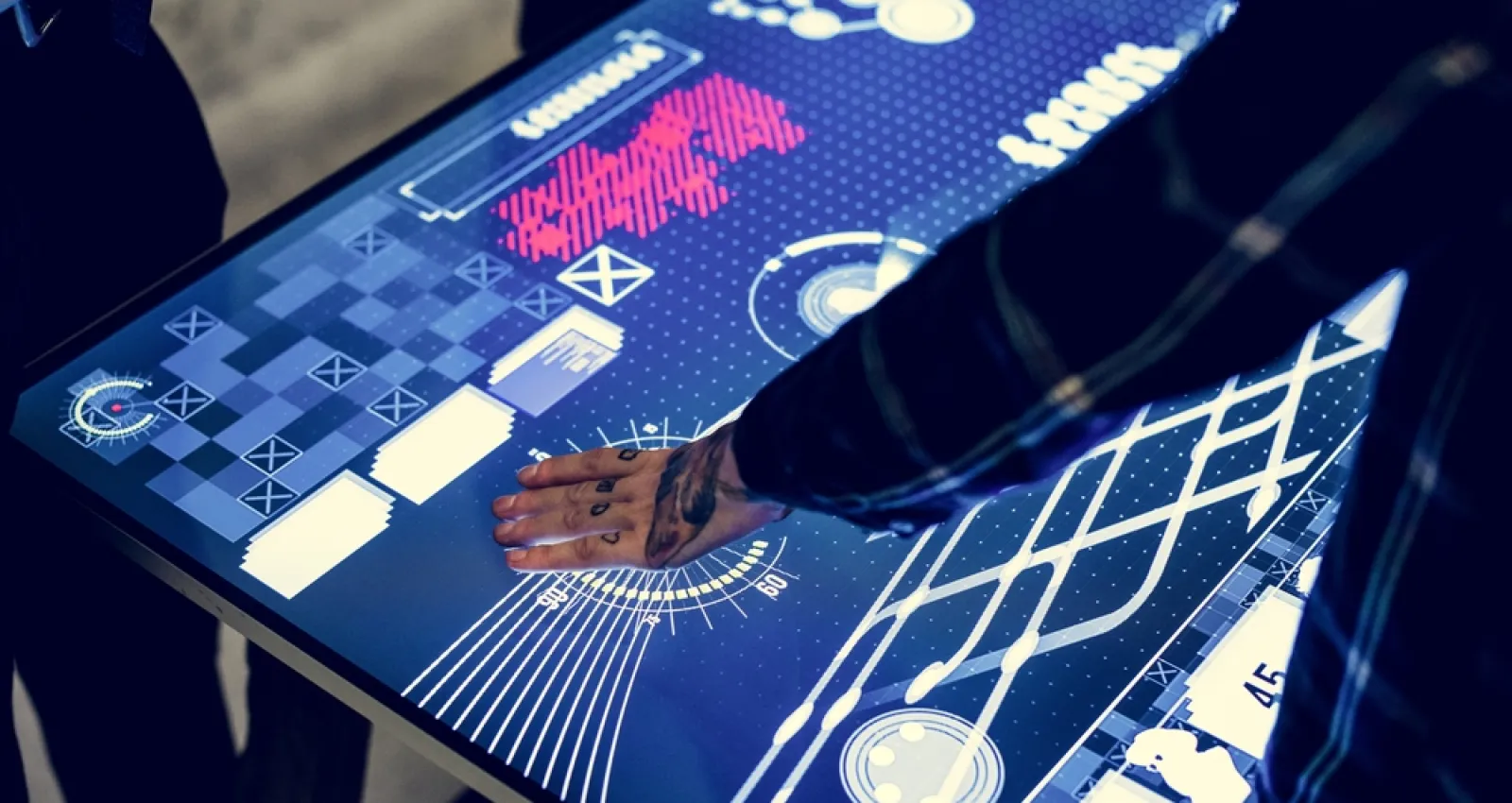 Persona poniendo su mano sobre un panel digital