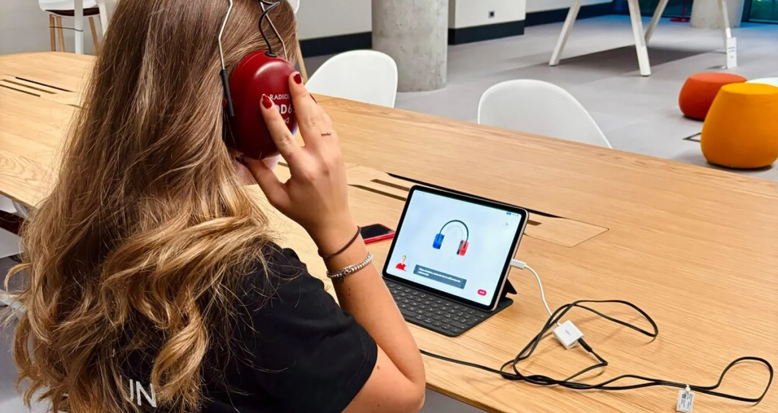 foto de una mujer con unos auriculares en la cabeza