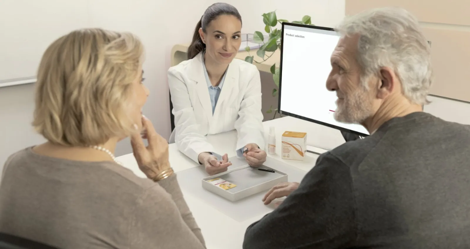 Cita médica entre doctora y adultos mayores