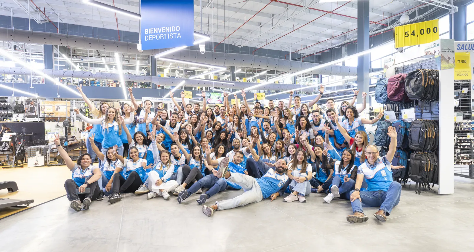 foto de varias personas reunidas