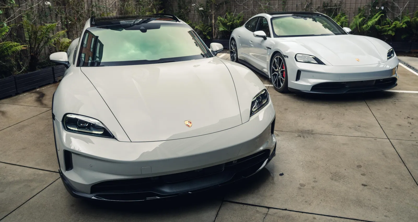 carros blancos estacionados 