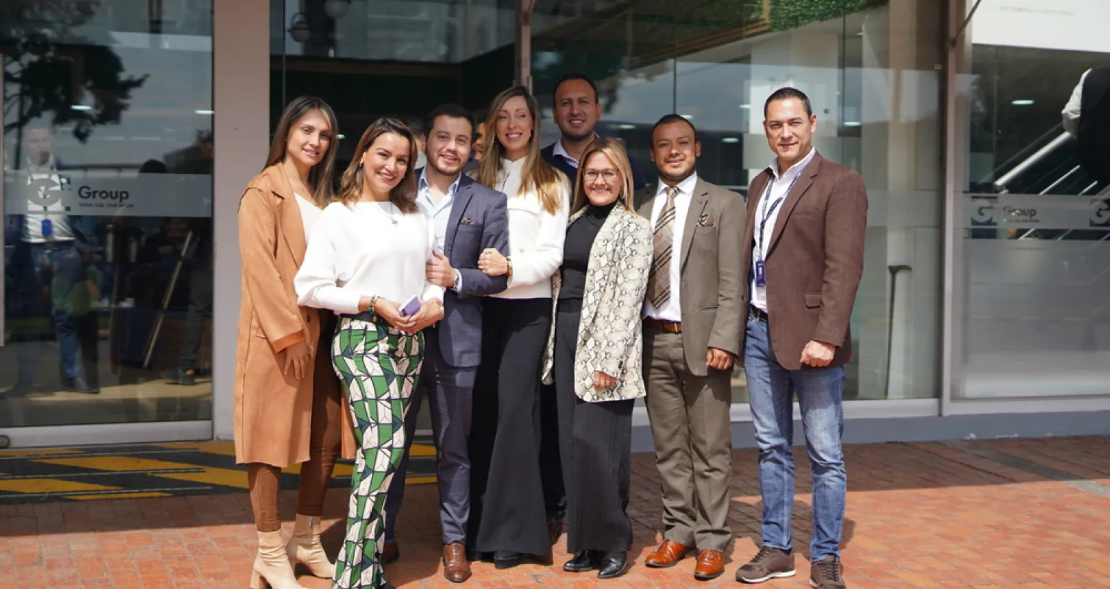 fotografía de varias personas juntas posando