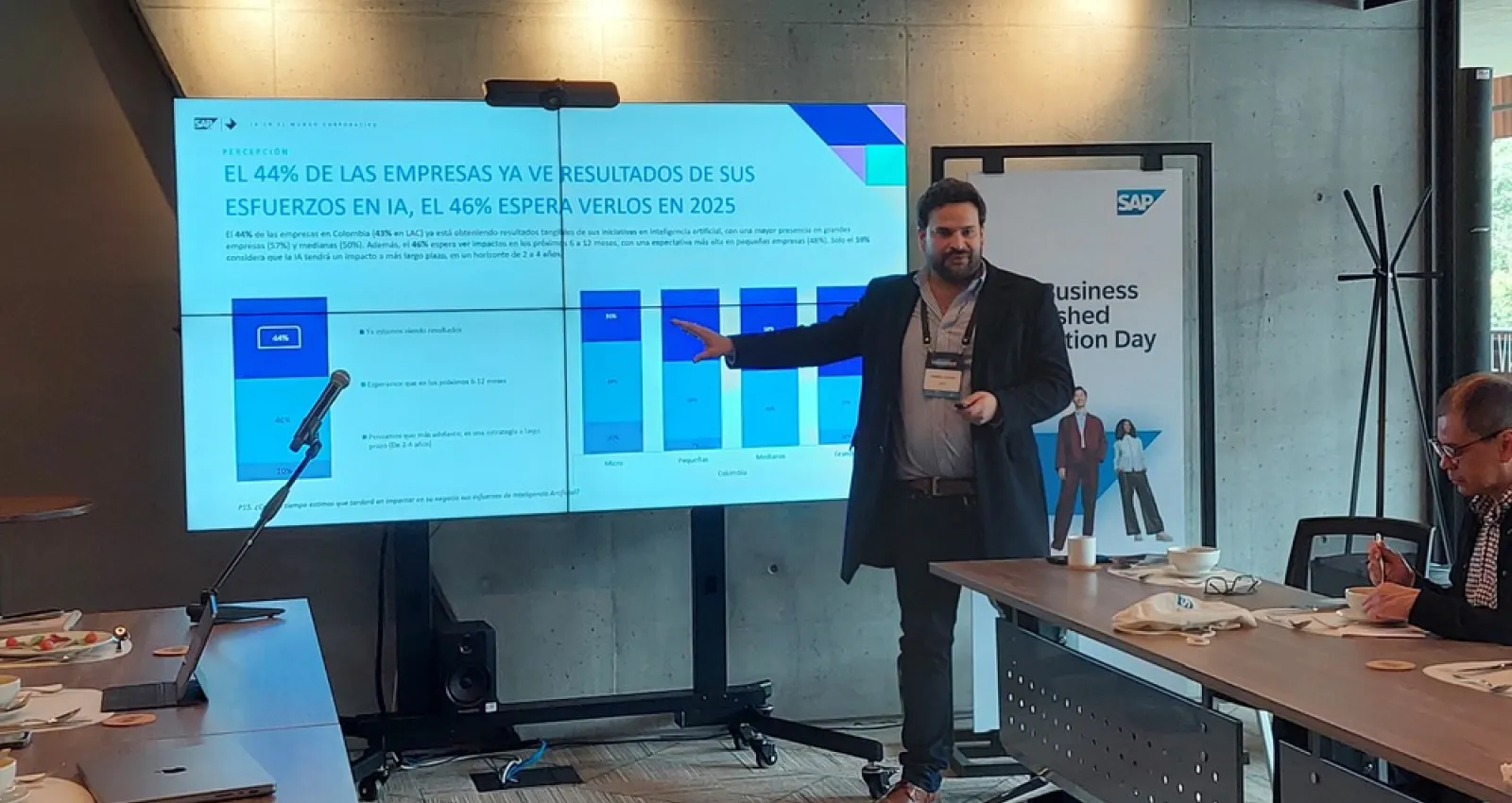 foto de un hombre explicando una tabla en el fondo